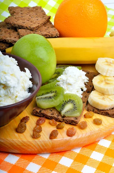 Gesunde Ernährung. frisches Obst, Cornflakes und trockene Brote mit Quark — Stockfoto