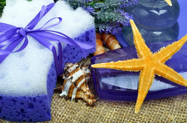 Concepto de spa, flores de lavanda con jabón líquido, acceso al baño — Foto de Stock