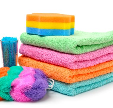 Renkli yığılmış spa havlu, deniz tuzu, paspas ve şampuan şişesi