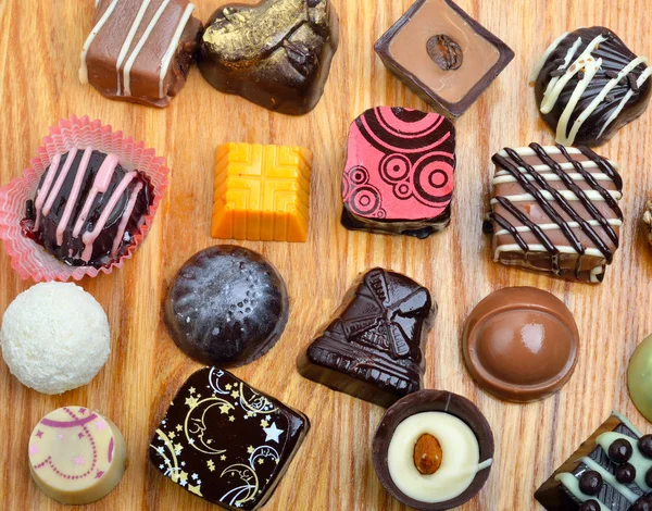 Cioccolato belga caramelle al cioccolato fatte a mano in diverse forme — Foto Stock