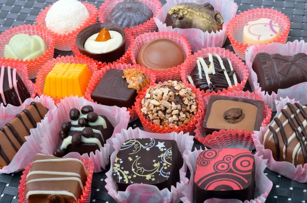 Belgische Schokolade handgemachte Schokoladenbonbons in verschiedenen Formen — Stockfoto