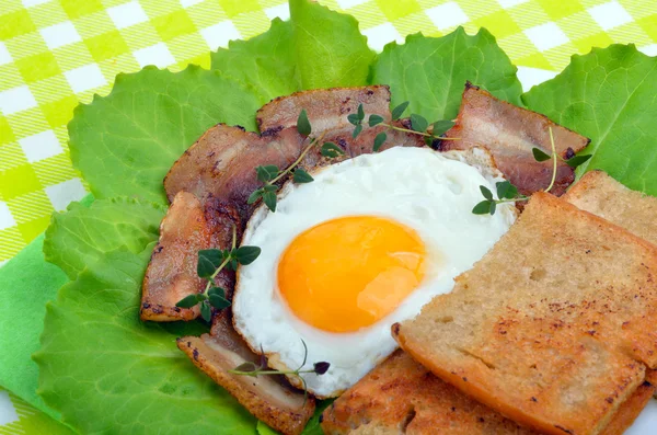 English breakfast -  egg, toast, bacon and vegetables — Stock Photo, Image