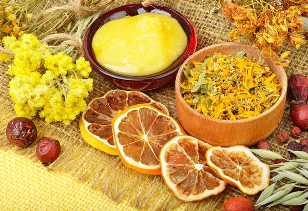 Fior di alendula, avena, fiore di immortelle, erba tanaceto, miele, w — Foto Stock