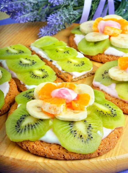 Postre de frutas con frutas exóticas y flores de lavanda —  Fotos de Stock