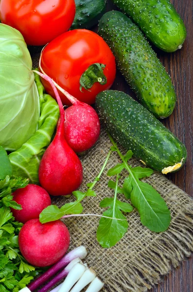 Composition avec légumes crus sur sac — Photo