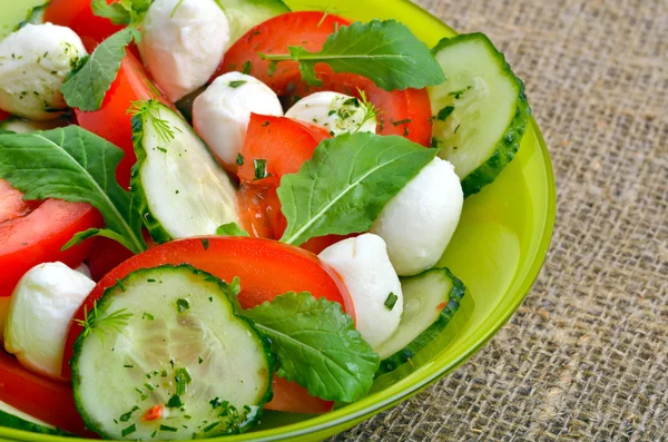 Fresh salad with mozarella cheese, tomatos, cucumber and arugula — Stock Photo, Image