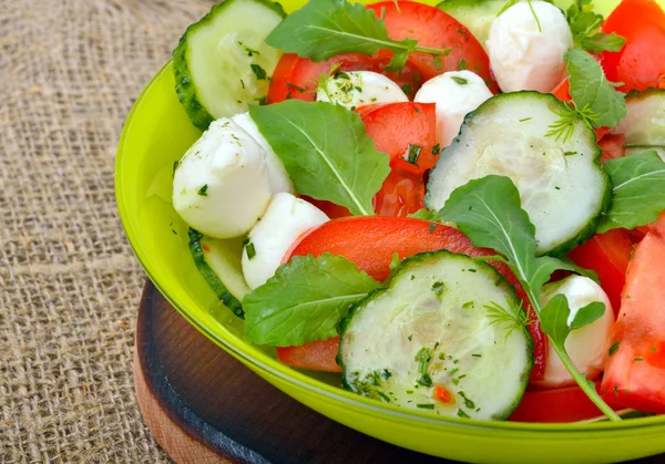 Fresh salad with mozarella cheese, tomatos, cucumber and arugula — Stock Photo, Image