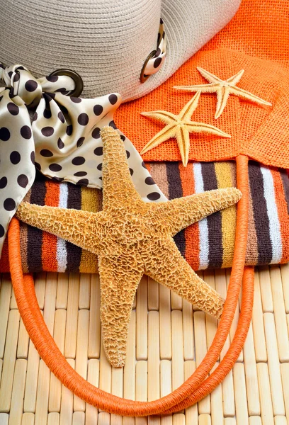 Beach bag and hat with towel and starfish — Stock Photo, Image