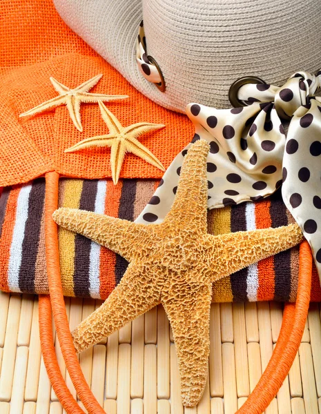 Beach bag and hat with towel and starfish — Stock Photo, Image