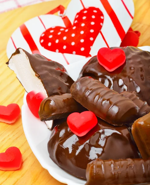 Tazza di caffè con caramelle al cioccolato un cuore di San Valentino su p bianco — Foto Stock