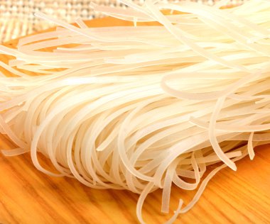 çiğ pirinç noodle kesme tahtası üzerinde