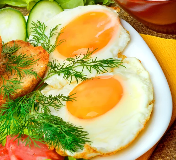 İngiliz kahvaltısı, tost, ile pastırma, jambon ve pişmiş yumurta — Stok fotoğraf