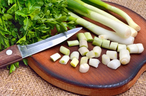 Chopped green onions on cutting board — Stock Photo, Image