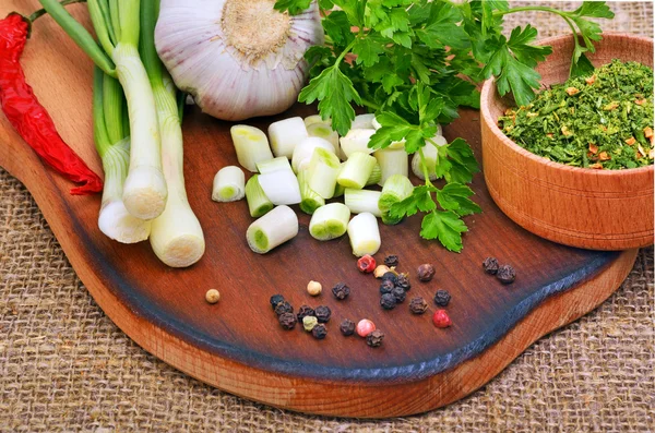 Cipolla verde, aglio, prezzemolo, peperoncino sul tagliere — Foto Stock