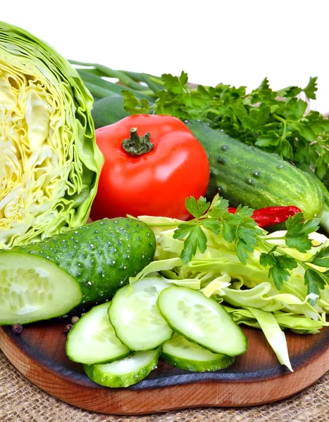 Verse groenten, cabage, tomaten, komkommer, groene ui, parsl — Stockfoto