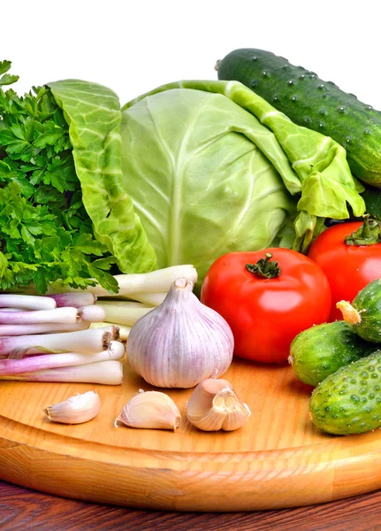 Свежие овощи на разделочной доске — стоковое фото