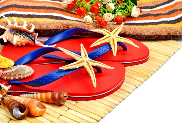 Infradito rosse, pantofole con fiori sullo sfondo di legno — Foto Stock