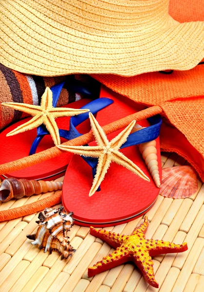 Zapatillas, estrellas de mar, sombrero de playa, toalla en una madera —  Fotos de Stock