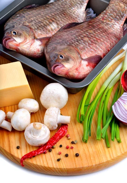 Gebackener Fisch mit Gemüse, Soße, Paprika — Stockfoto