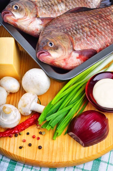 Gebakken vis met groenten, saus, rode paprika — Stockfoto
