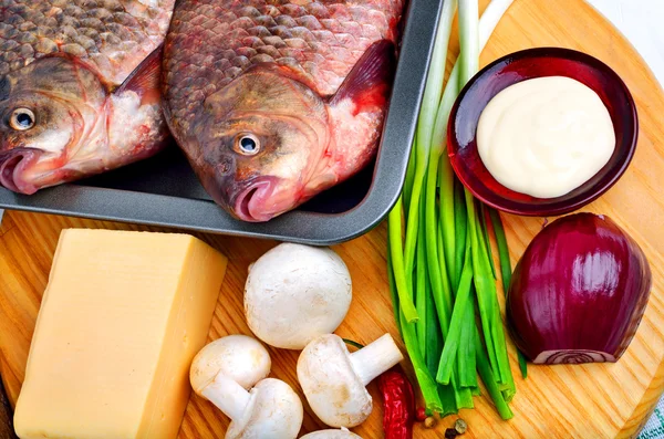 Zapečená ryba se zeleninou, omáčka, paprika na prkénku — Stock fotografie