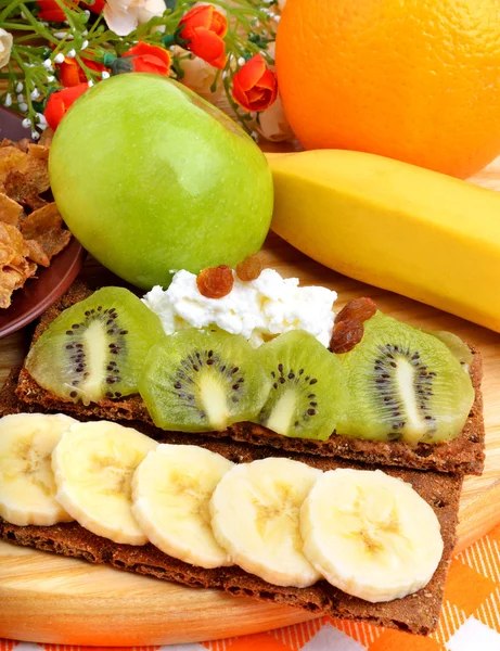 Gesunde Ernährung. frisches Obst und trockene Brote mit Quark auf einem hölzernen — Stockfoto