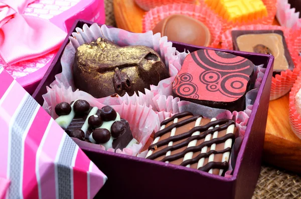Dulces de chocolate en cajas de regalo — Foto de Stock