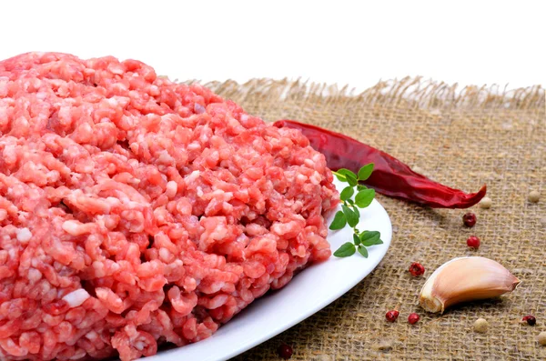 Carne macinata con pepe, timo e aglio su fondo di sacco — Foto Stock