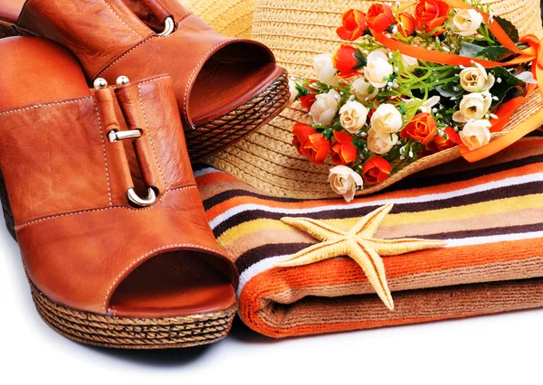 Woman shoes decorated with starfish, towels, beach hat — Stock Photo, Image