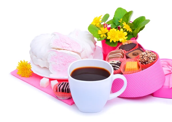 Kopp kaffe med marshmallow, choklad godis, gula blommor — Stockfoto