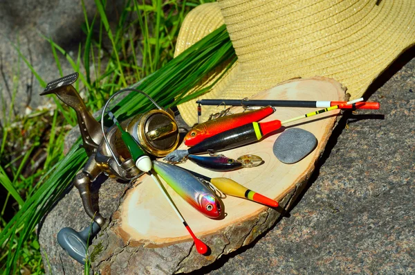 Fishing tackle with wicker basket and hat — Stock Photo, Image