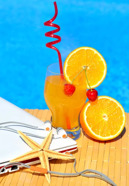 Cocktail mit Orange und Kirsche auf Pool-Hintergrund — Stockfoto