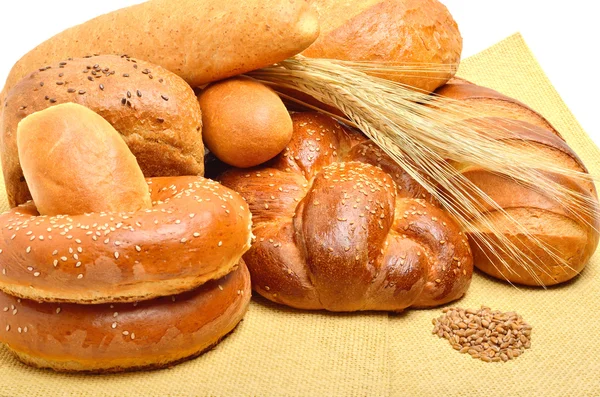 Pão, pães, rolos na toalha de mesa isolado em branco — Fotografia de Stock