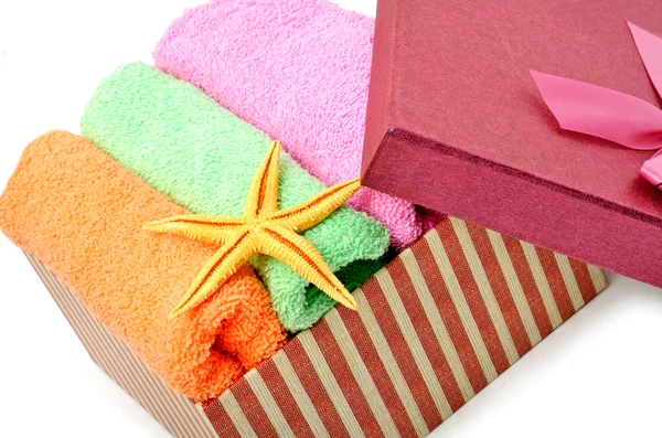 Stapel von Handtüchern und Seesternen in den Geschenkboxen — Stockfoto