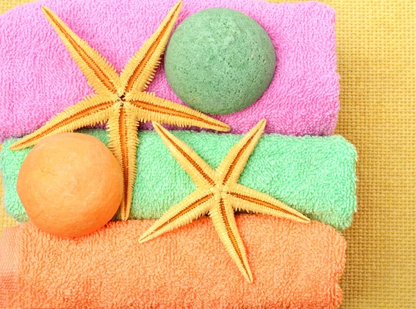 Stack of towels and starfishes in the gift boxes — Stock Photo, Image