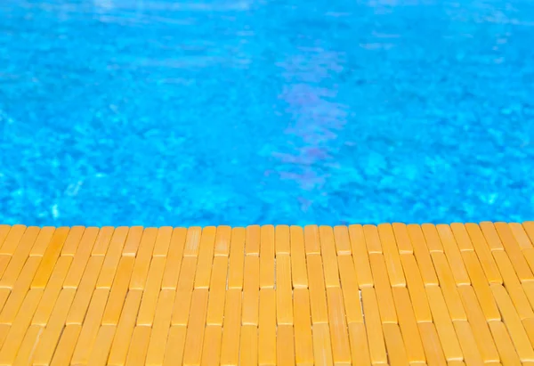 Piscina y cubierta de madera para fondos —  Fotos de Stock