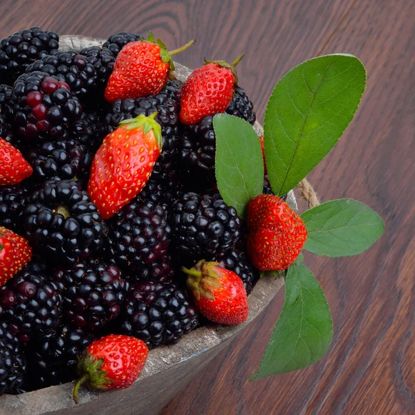 Blackberries and  strawberry in a wooden basket — Stock Photo, Image