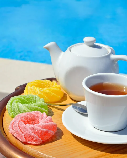 Taza de té en una salsa, tetera y mermelada de colores — Foto de Stock