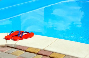 Kırmızı parmak arası terlik çifti