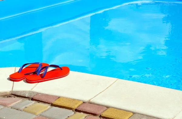 Kırmızı parmak arası terlik çifti