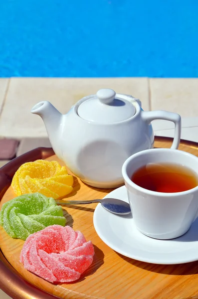 Tazza di tè con teiera e marmellata colorata — Foto Stock