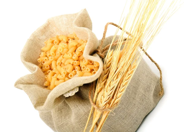 Macarrão com espigas de trigo isoladas em branco — Fotografia de Stock