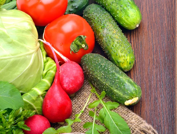 Syrovou zeleninu na dřevěné pozadí — Stock fotografie