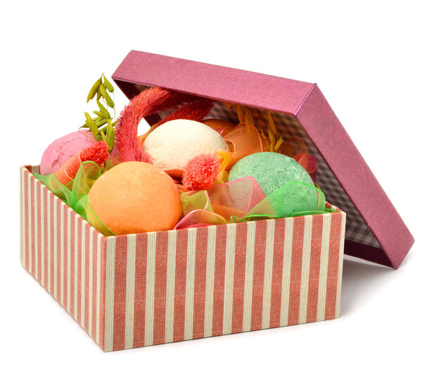 Курортные принадлежности в данной коробке изолированы на белом
