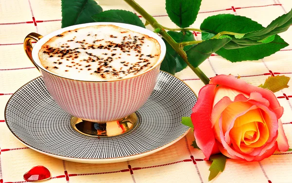 Cappuccino a růže na ubrus — Stock fotografie