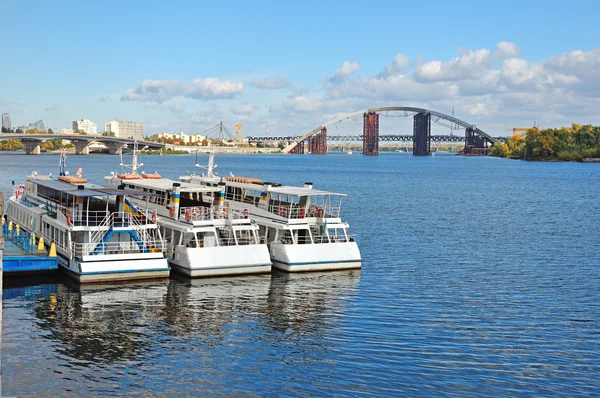 Turistické lodi na řece Dněpr, Kyjev, Ukrajina Stock Fotografie