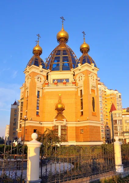 Orthodoxe Kirche im Obolonviertel am Sonnenaufgang i in Kiev, Kyi — Stockfoto