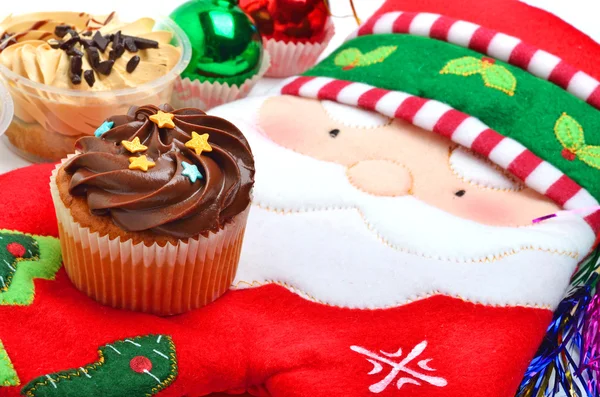 クリスマス装飾背景にカップケーキ — ストック写真