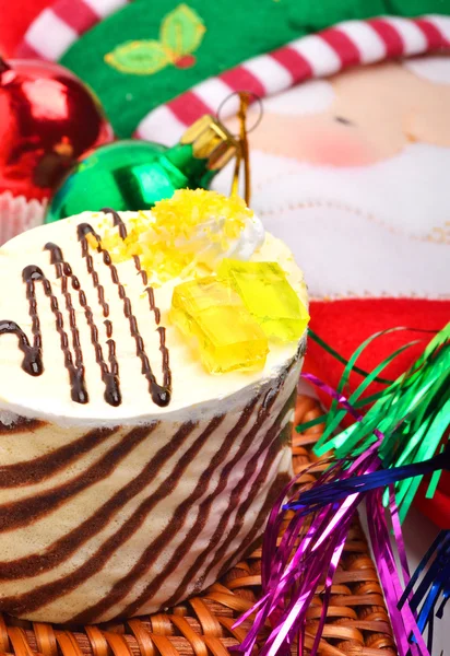 Torta alla panna su sfondo decorazione di Natale — Foto Stock