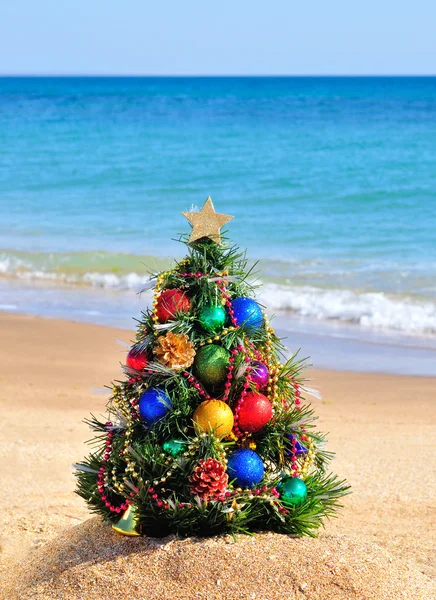 Vánoční strom na písku na pláži Royalty Free Stock Obrázky